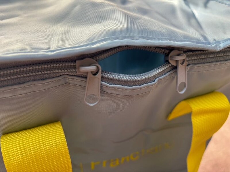 開閉はジッパー式で、左右双方向から開け閉めできる仕様