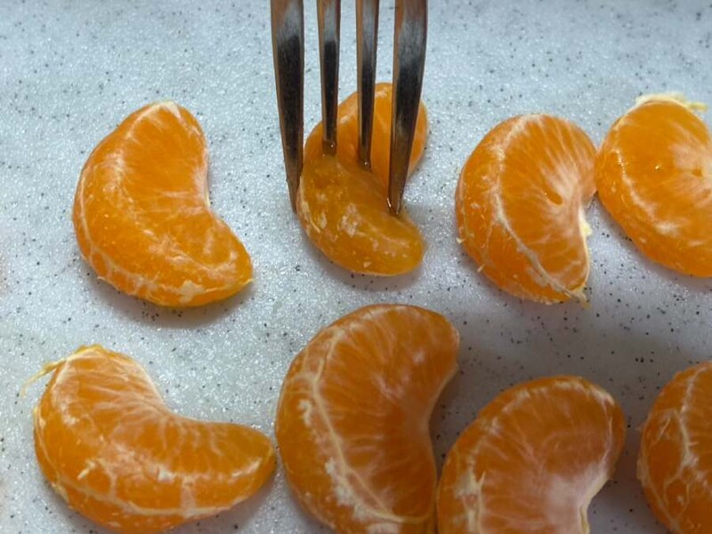 みかんにフォークで穴を開ける