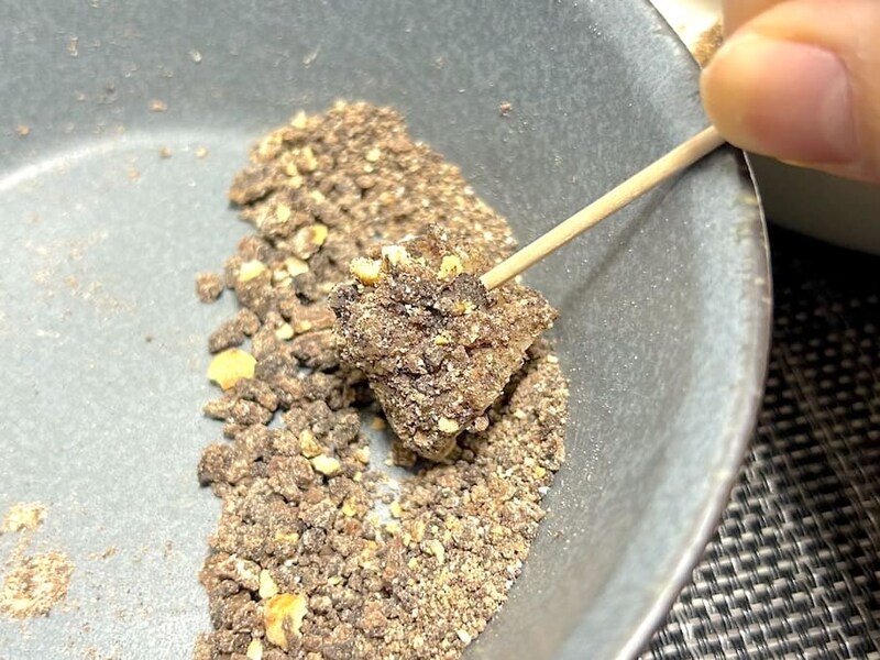 あまったブラックサンダーを餅にまぶす