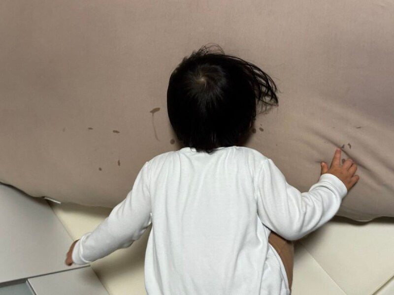 ヨギボーに顔をうずめる娘さん