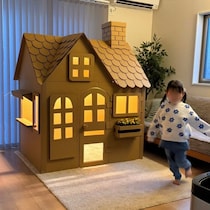 廃棄するダンボールをパパが本気で加工　完成したダンボールハウスのクオリティが高すぎる