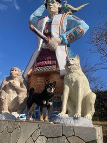 桃太郎のお供に2匹目の犬？像の前で凛々しいポーズを披露する柴犬さん