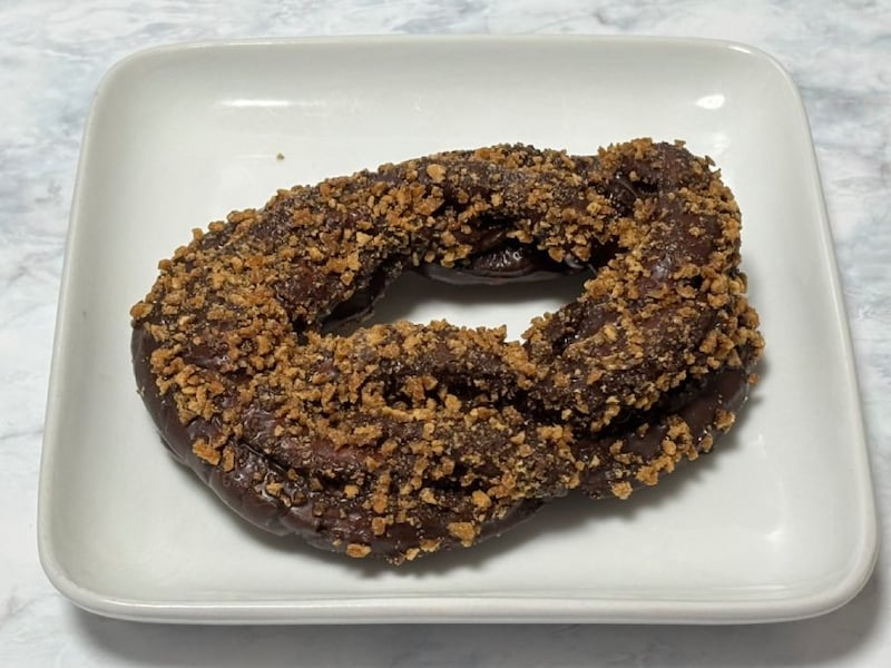 ドーナツをチョコレートとクランチで覆っています