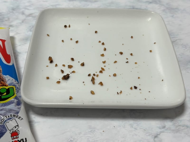 食べ終えた後にはポロポロこぼれたクランチが