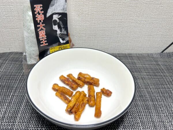 井の頭公園で「死神大魔王」を発見!禍々しすぎる見た目の“激辛菓子”を実食