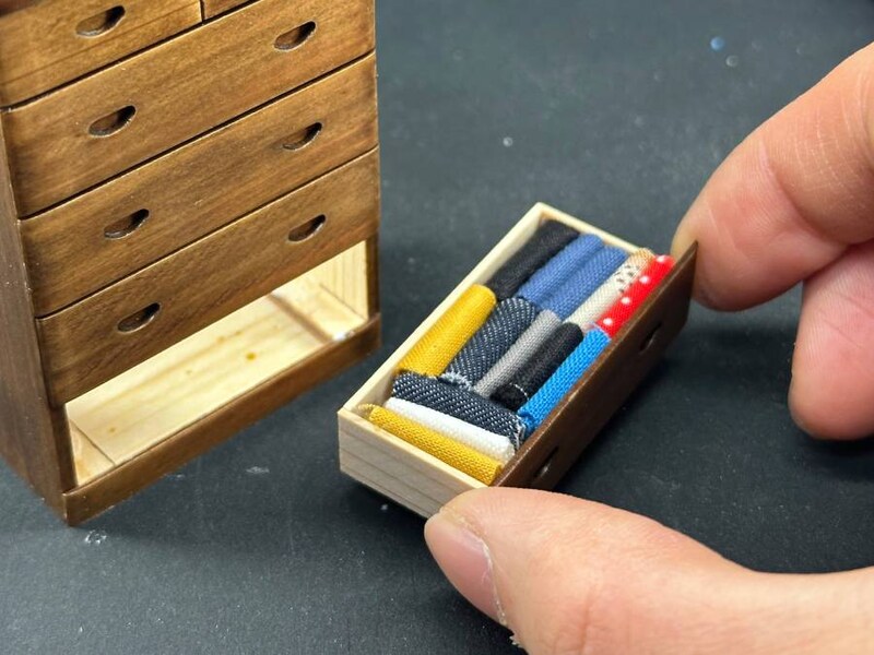 引き出しの中には畳まれた服が