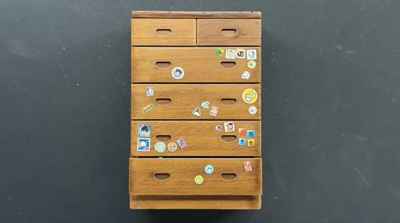 モデルになったのは「マンションのゴミ捨て場にあったシールまみれのタンス」