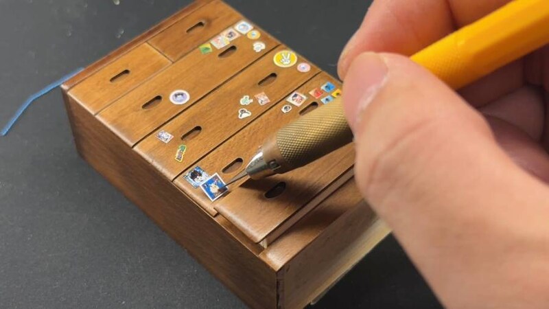 貼られているシールは、Mozuさんが幼少期を過ごした2000〜2005年頃に流行っていたもの