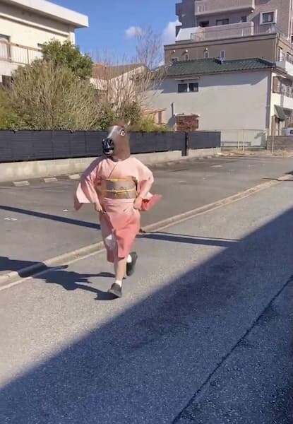 これが本当の“ウマ娘”？正月早々、着物姿で住宅地を爆走する女性の姿に10万いいね
