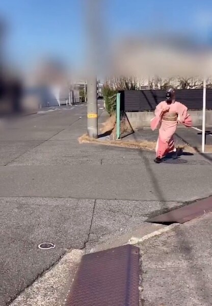 疾走するお姉さん