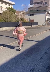 馬のマスクをかぶって着物で爆走　あまりに情報量の多い正月動画がXで話題
