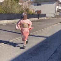 馬のマスクをかぶって着物で爆走　あまりに情報量の多い正月動画がXで話題