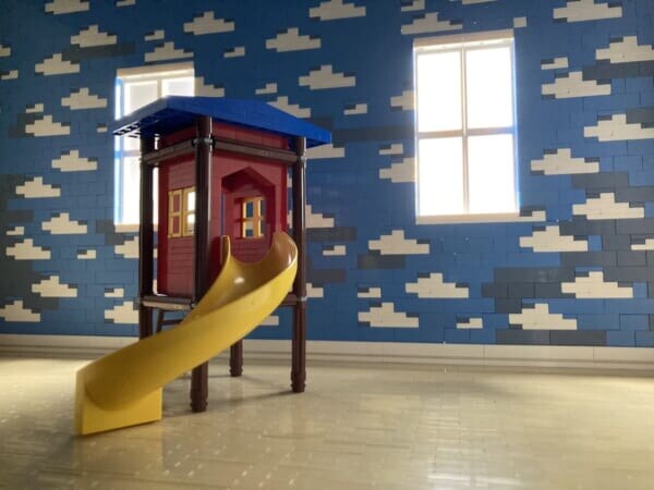 なにも起きないのに不気味 レゴで作られたリミナルスペースの世界