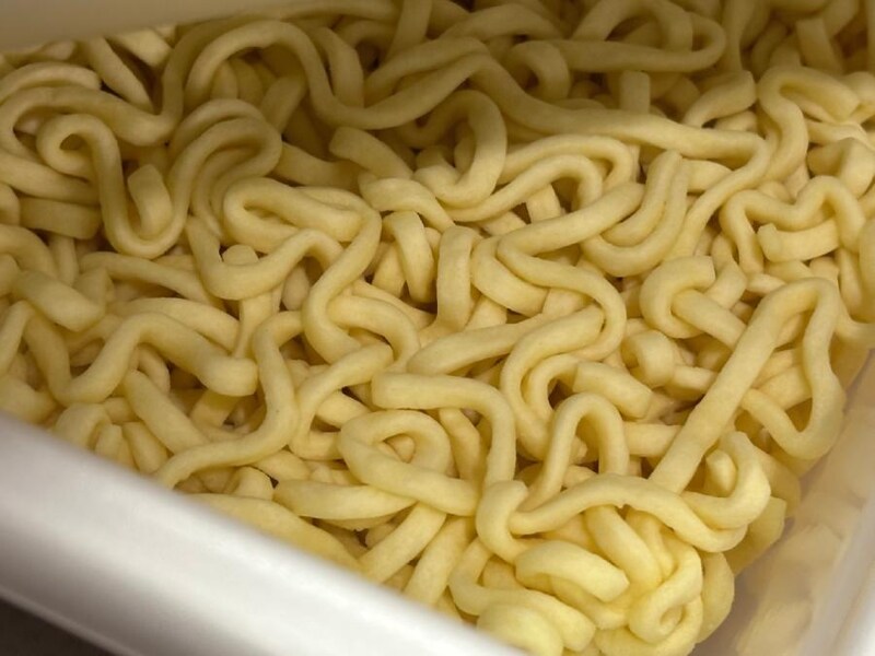 麺は濃厚なソースをしっかりキャッチしてくれそうな太縮れ麺