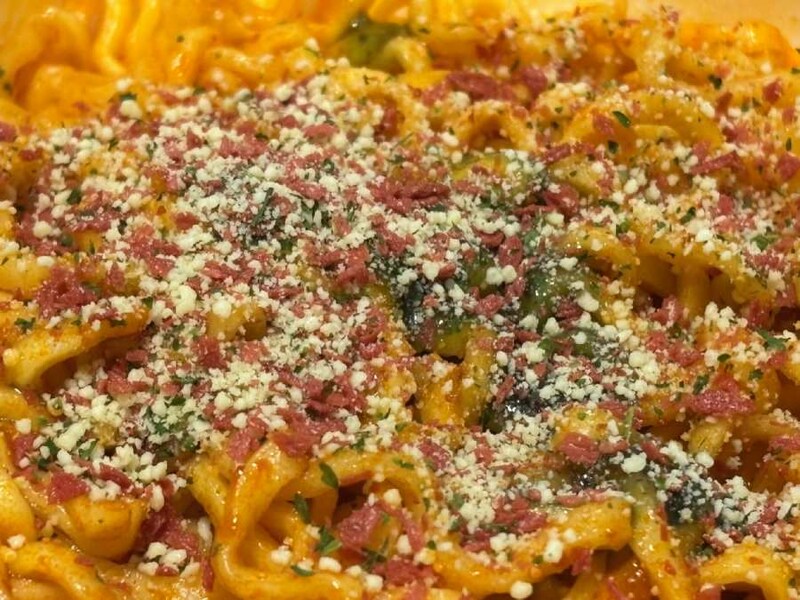 焼そばを食べているのに、口内に広がるのはピザの味