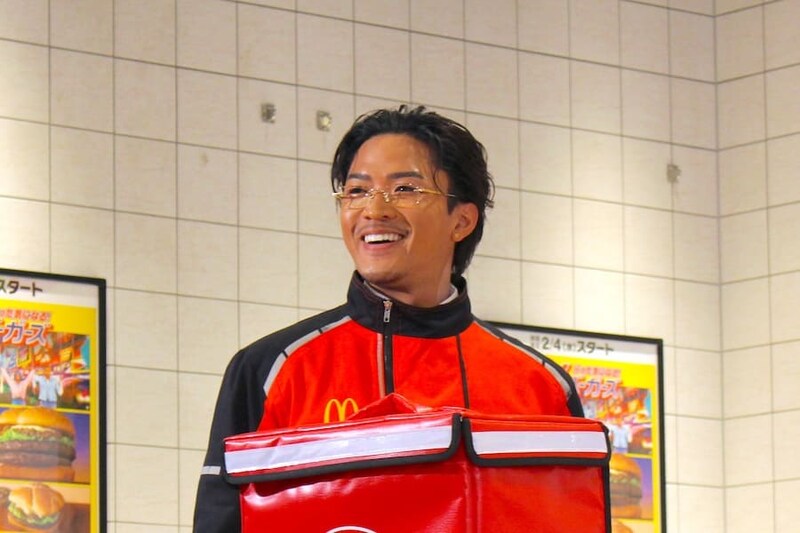 配達員姿の数原さん