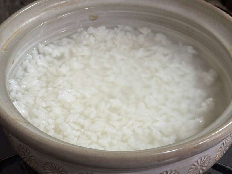 白ご飯をサッと水洗いし、鍋に入れて水300ccを加えて沸かす