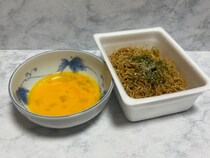 鳥羽周作シェフおすすめの「ペヤング」アレンジを実践　溶き卵につけるだけで劇的変化が！？