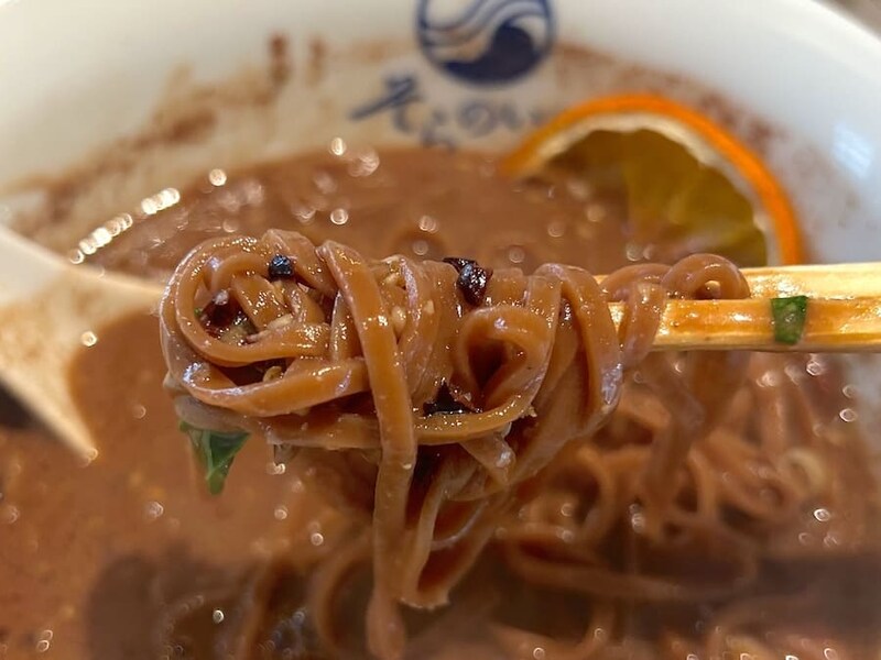 カカオパウダーが練り込まれた麺
