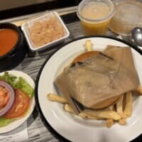 これぞアメリカ！産院の夕食で提供された“産後バーガー”が話題