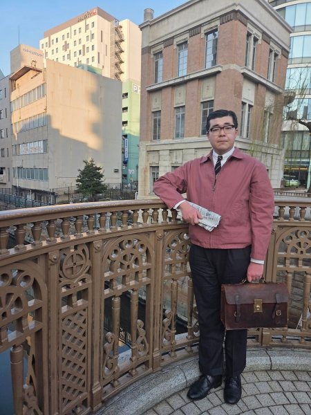 最新ユニクロアイテムで「昭和のサラリーマン」を完全再現　ロケ地も小物も完璧な着こなしに絶賛の声