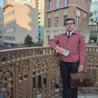 最新ユニクロアイテムで「昭和のサラリーマン」を完全再現　ロケ地も小物も完璧な着こなしに絶賛の声