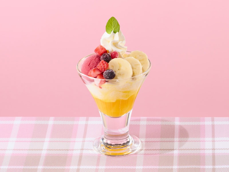 「カシスシャーベットとフルーツヨーグルトのミニパフェ」(税込495円)