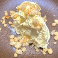 天かす×アイスがSNSで話題　オタフク公式「天華アイス」を試したら“追い天かす”していた