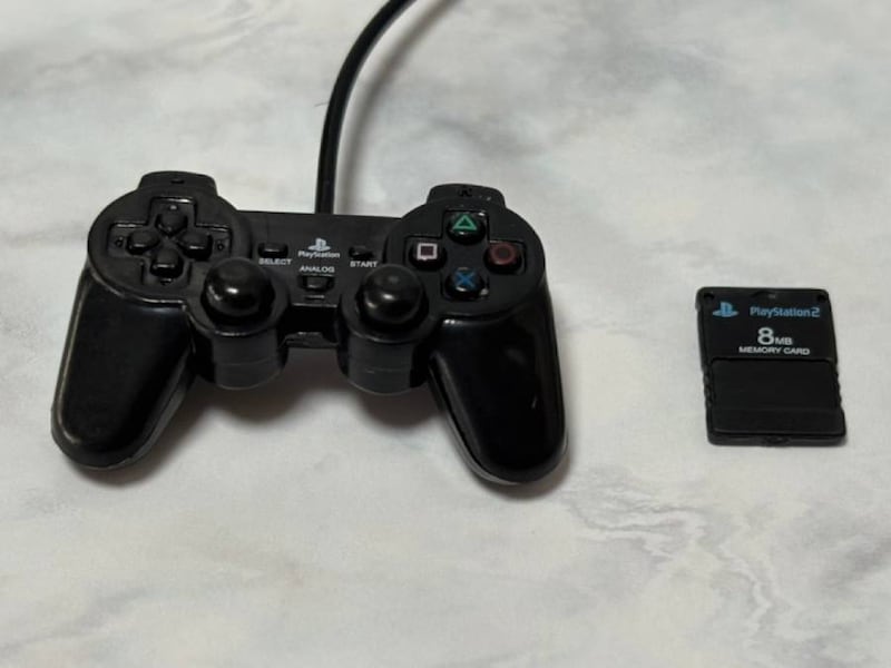 付属のコントローラーやメモリーカードは、しっかりとPS2仕様（DUALSHOCK 2、8MB）に