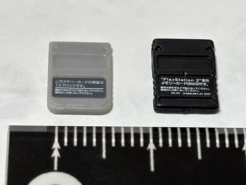 メモリーカード裏面の文字も読める