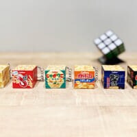 ポテチが回る！？カルビー菓子デザインのミニルービックキューブ発売