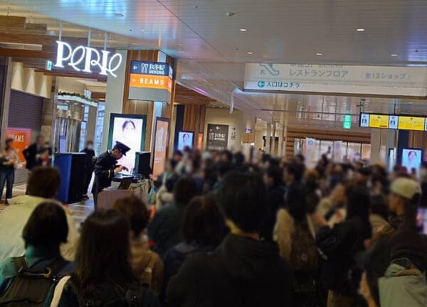 千葉駅を沸かせた「駅員DJツヨシ」　驚きの経歴と胸アツな開催経緯