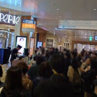 千葉駅を沸かせた「駅員DJツヨシ」　驚きの経歴と胸アツな開催経緯