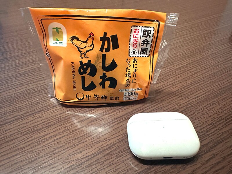 AirPodsと比較した「中央軒 かしわめし風おにぎり」