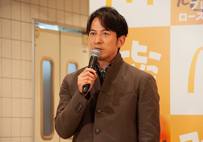 「(マクドナルドは)みんなで安心して集まれる場所。ぜひコーヒーを飲みながら、ほっとしてほしいです」と岡田准一