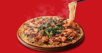 ピザハットに「横浜家系ラーメンピザ」、吉村家の会長自ら監修