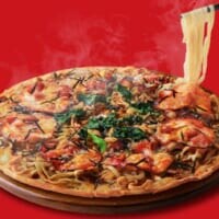 ピザハットに「横浜家系ラーメンピザ」、吉村家の会長自ら監修
