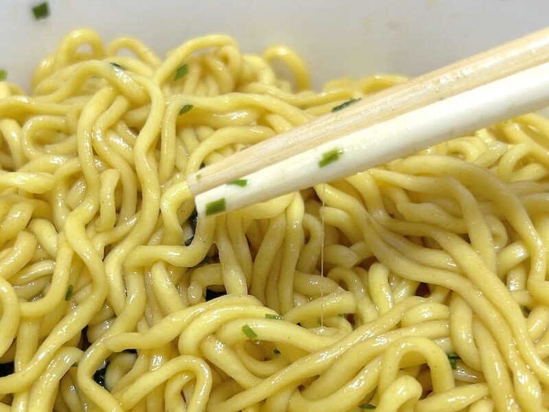 麺が糸を引く