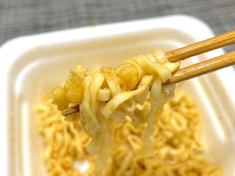 モチモチ麺とカリカリ揚玉が相性抜群