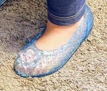 女児が憧れ、やがて泣く…キラキラのクリアサンダルに共感続々