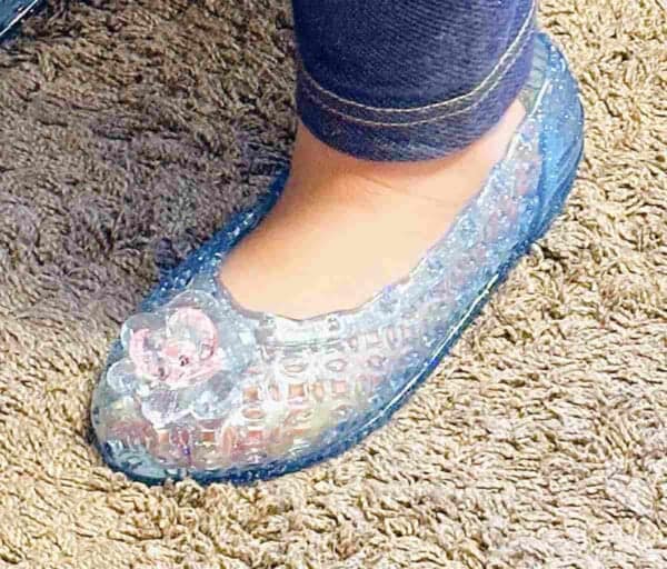 女児が憧れ、やがて泣く…キラキラのクリアサンダルに共感続々