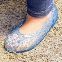 女児が憧れ、やがて泣く…キラキラのクリアサンダルに共感続々
