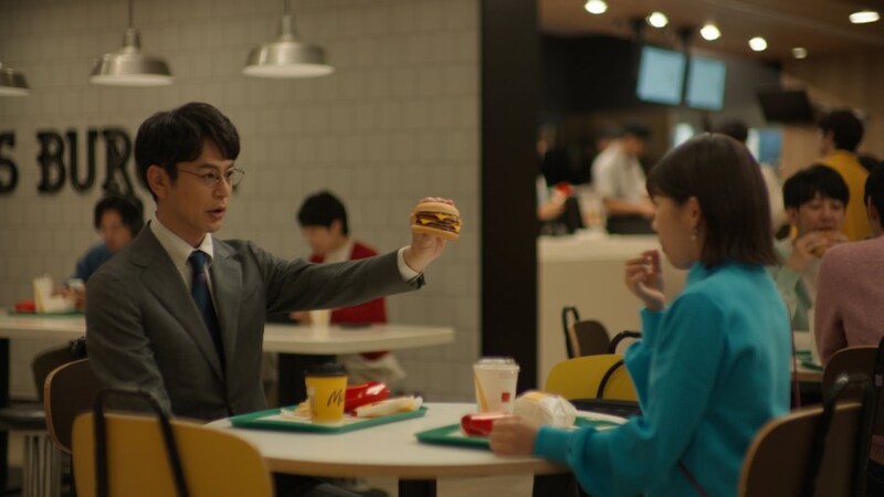 妻夫木さんがバーガーをグッと突き出すシーン