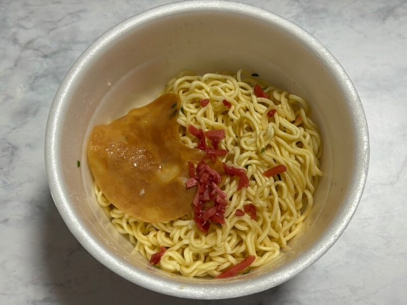 見た目はまさしく「スープのない焼豚ラーメン」