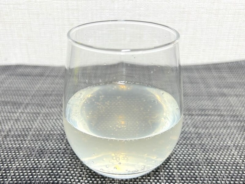 レモン果汁を絞ったような色