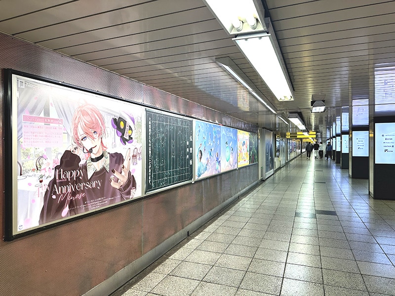 新宿駅東口、メトロプロムナードに出現した「XYZ」の掲示板