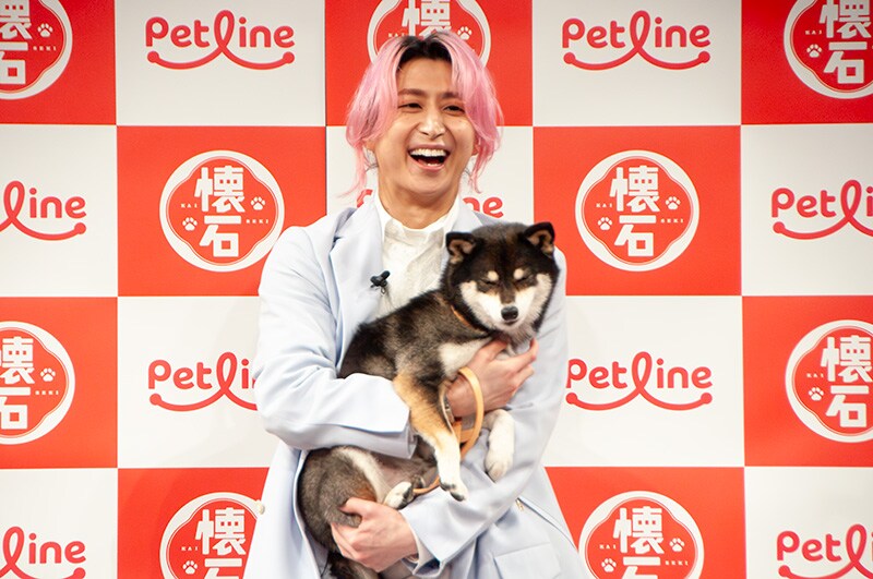 CMで共演した柴犬の「ウメちゃん」を抱きかかえる佐久間大介さん