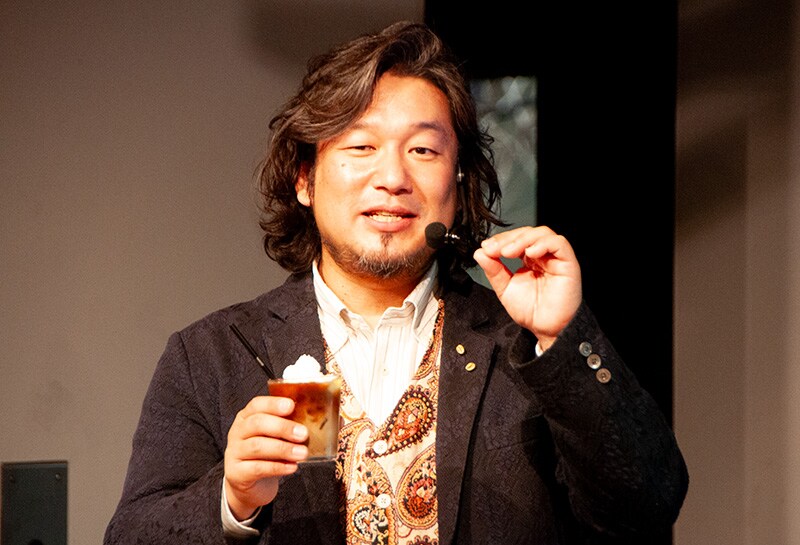 身近な材料を使ったアレンジコーヒーで自宅でのペアリングを勧める岩崎さん