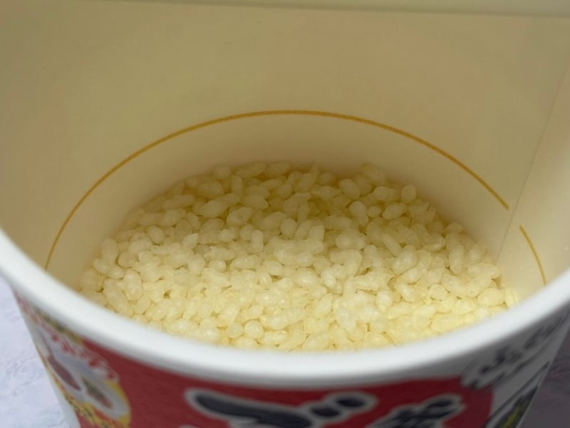 水洗いする前の生米のような状態の米が入っています