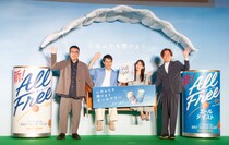 松山ケンイチ、ソファーに乗って空を舞う！「オールフリー」新CMの撮影秘話語る